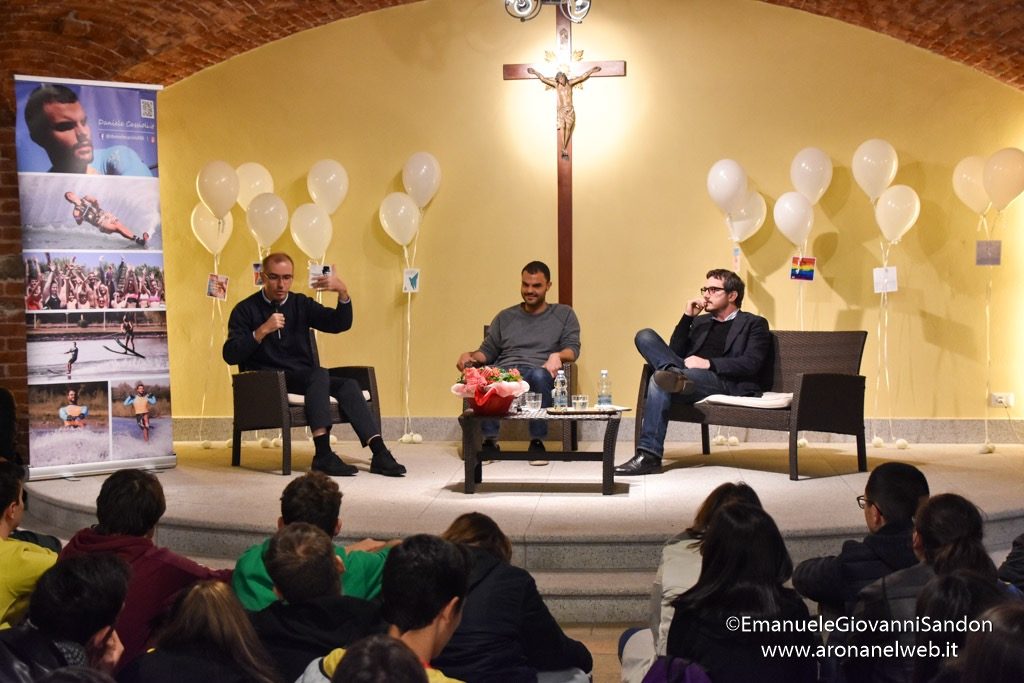 Veglia delle Palme 2019 con i giovani della diocesi di Novara e il vescovo Franco Giulio Brambilla trasferita a Boca da Omegna a causa del maltempo. Foto Emanuele Sandon