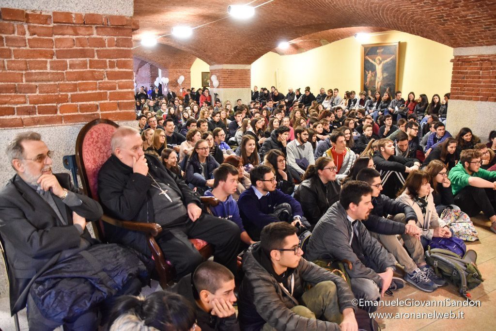 Veglia delle Palme 2019 con i giovani della diocesi di Novara e il vescovo Franco Giulio Brambilla trasferita a Boca da Omegna a causa del maltempo. Foto Emanuele Sandon