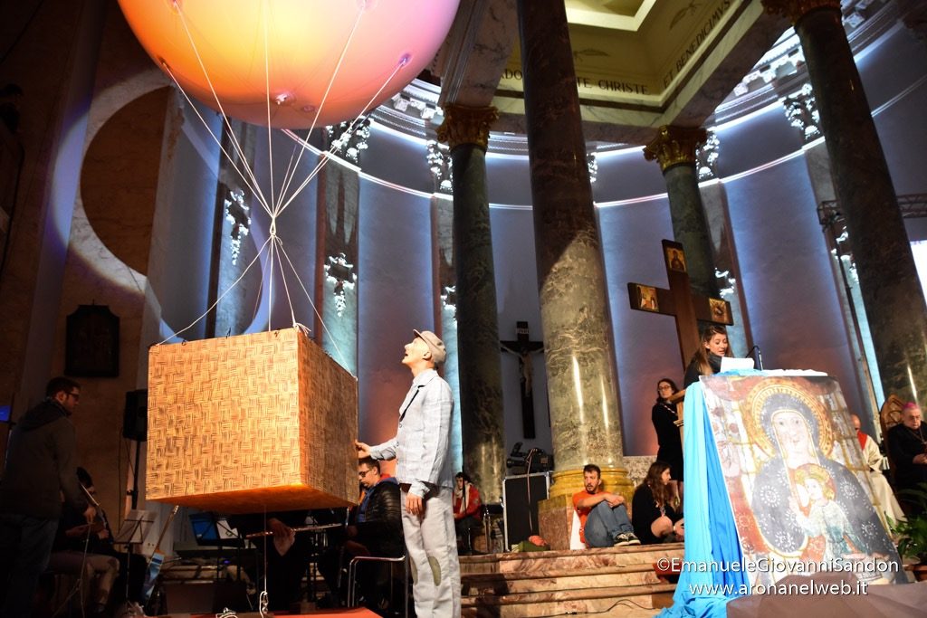 Veglia delle Palme 2019 con i giovani della diocesi di Novara e il vescovo Franco Giulio Brambilla trasferita a Boca da Omegna a causa del maltempo. Foto Emanuele Sandon