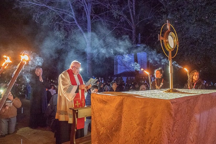 Veglia delle Palme 2022 con i giovani della diocesi di Novara e il vescovo Franco Giulio Brambilla al Sacro Monte di Orta.