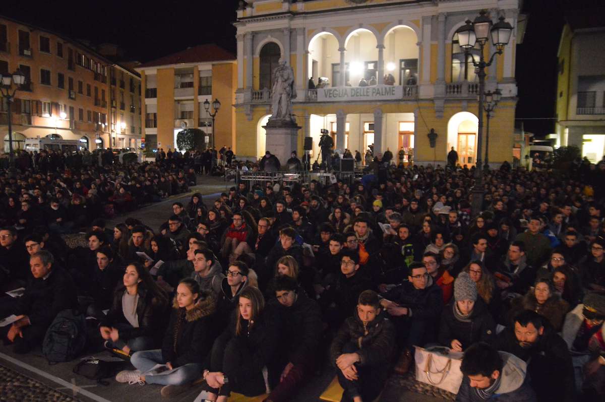La veglia delle Palme 2018 con i giovani della diocesi e il vescovo Brambilla a Varallo