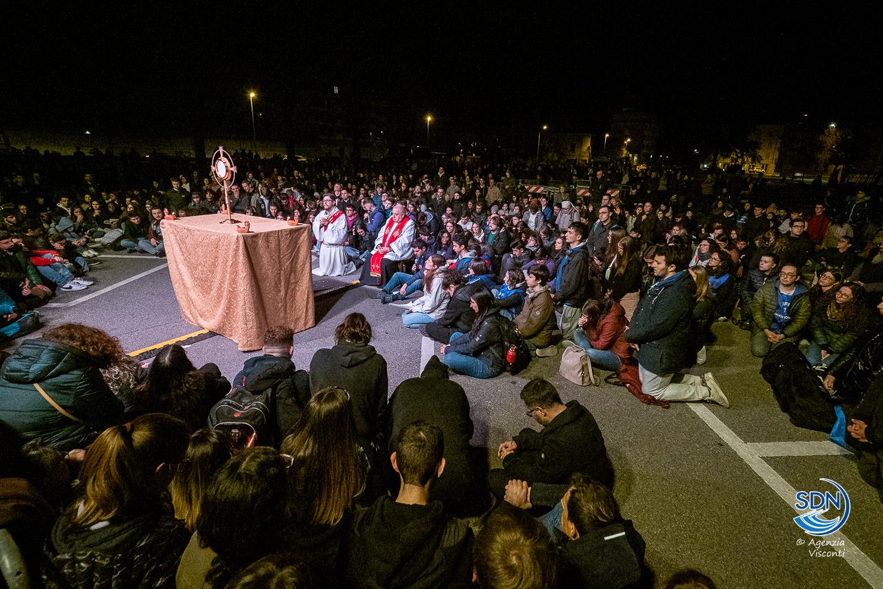 Un'immagine dell'Adorazione durante la Veglia delle Palme 2023