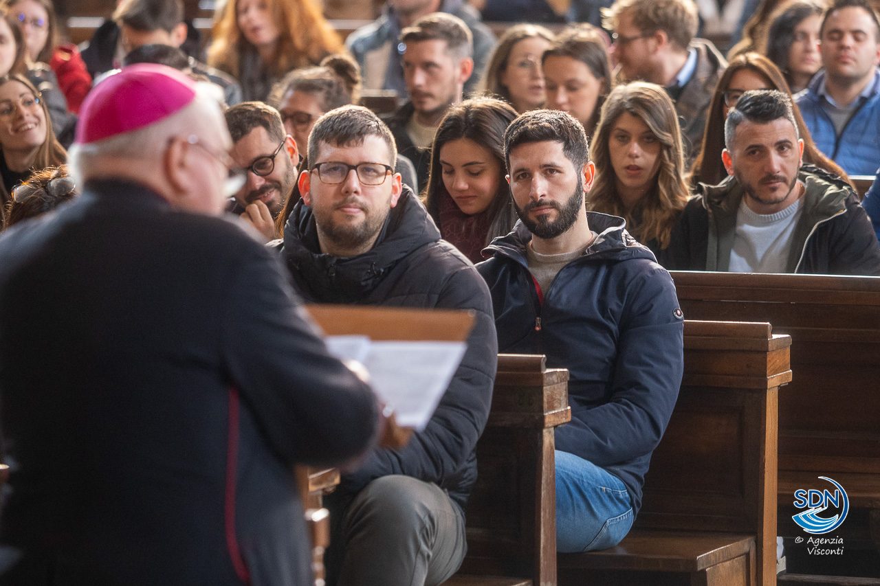 Incontro vescovo e fidanzati__AOM6610